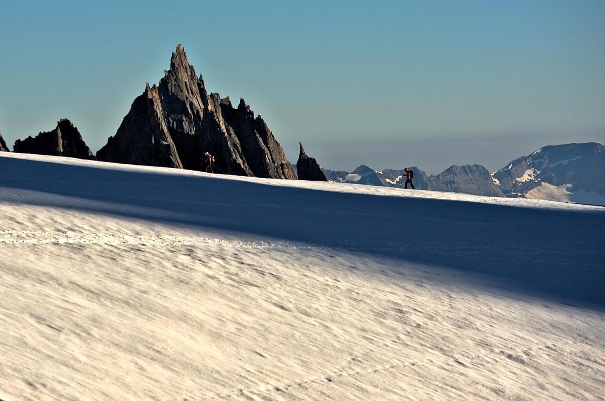Intrepidi all'alba sul ghiacciaio del Monte Bianco..