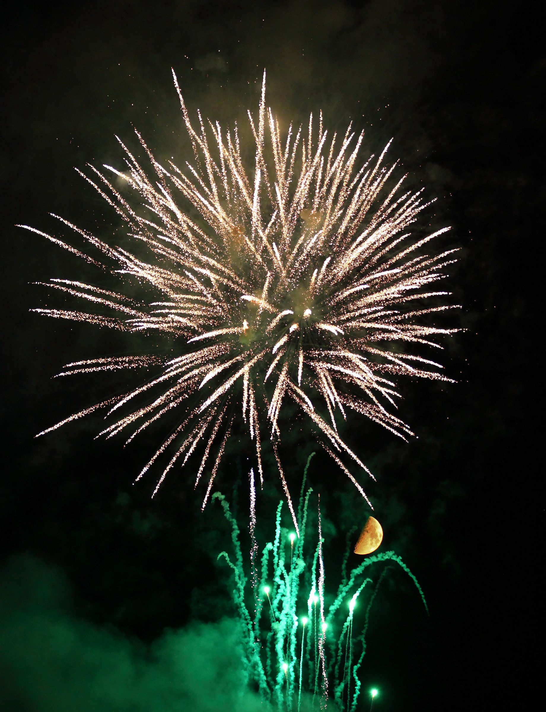 La Luna tra i fuochi di ferragosto