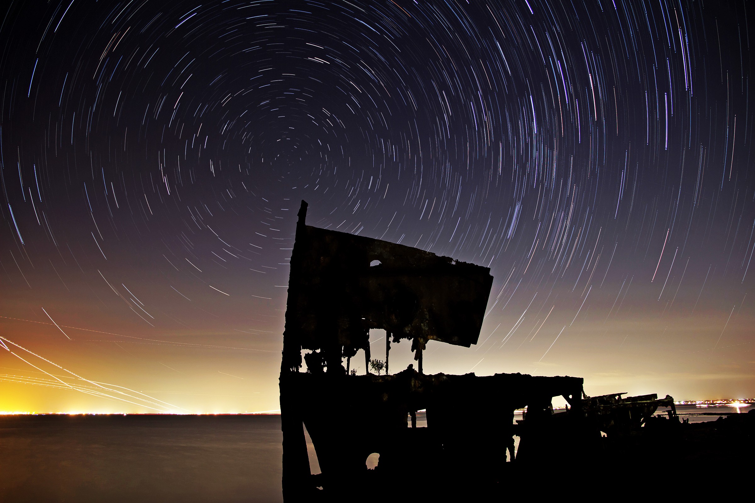 Naufragio di notte sotto la luce delle stelle.