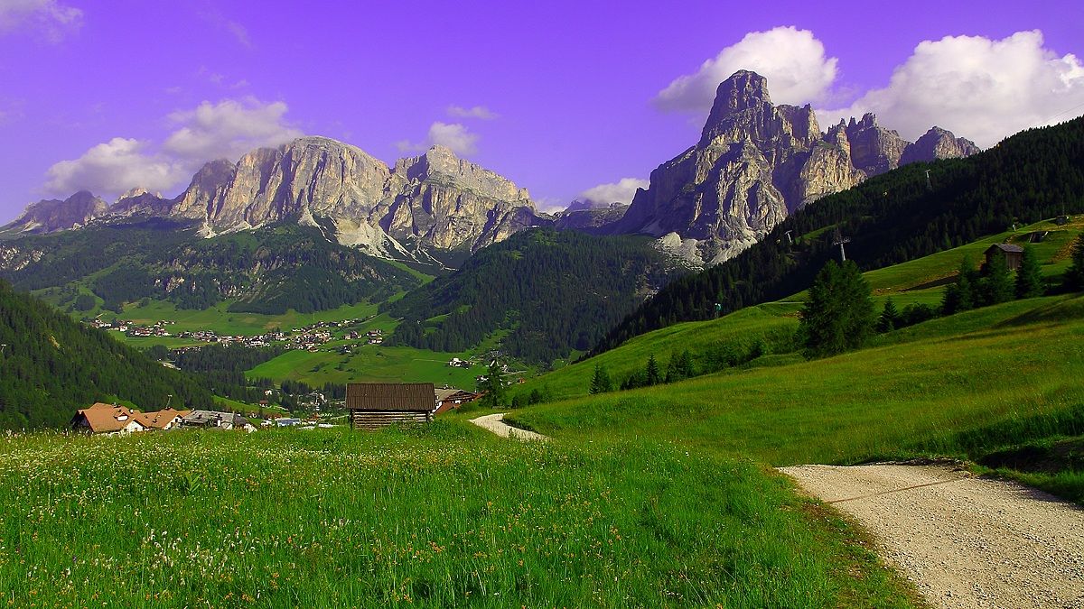 Corvara in Badia (bz) . . . . . il lilla che invoglia.