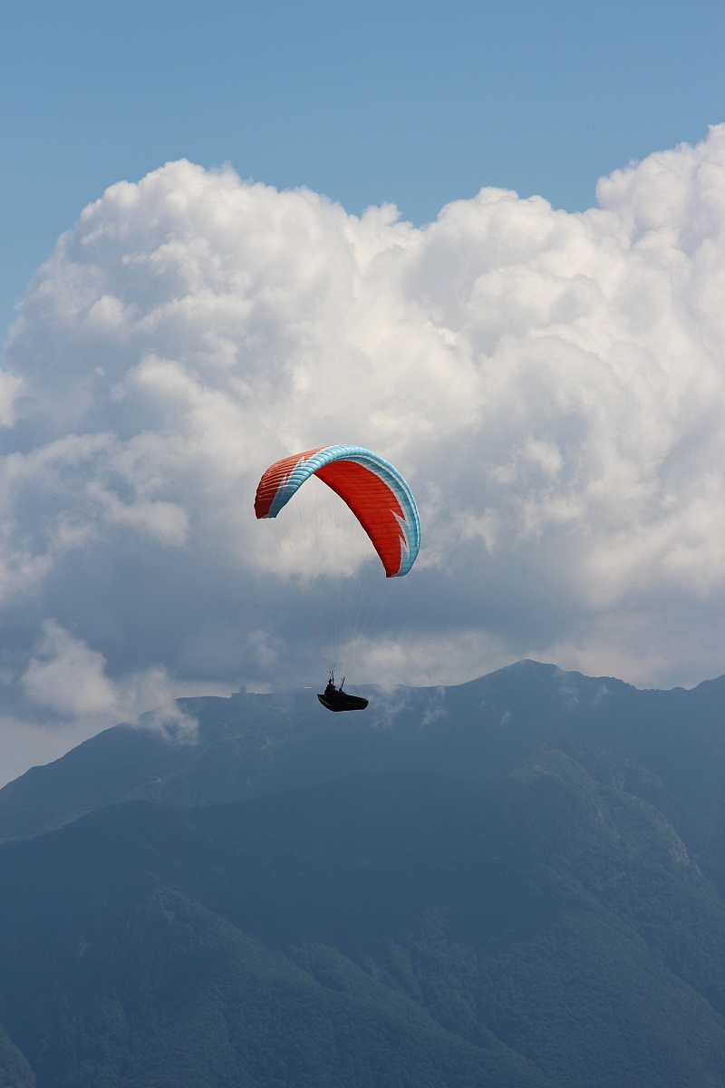 Parapendio sopra il Lago maggiore