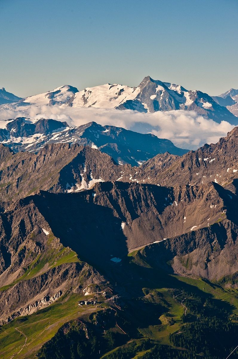 Between light and shadow to the summit