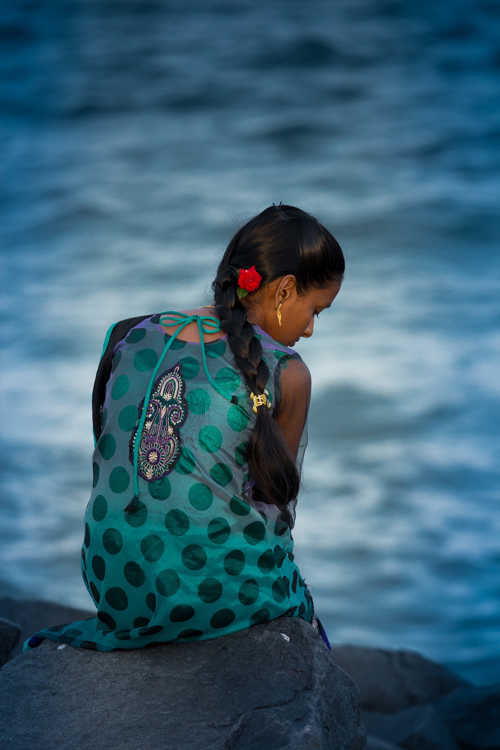 Girl on the cliff in Pondicherry (Tamil Nadu)