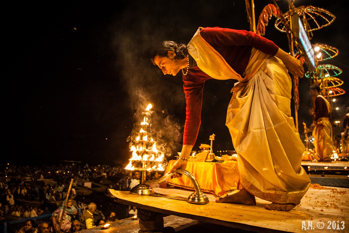 Durante la puja a Varanasi