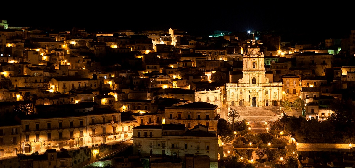 Modica - panoramica notturna