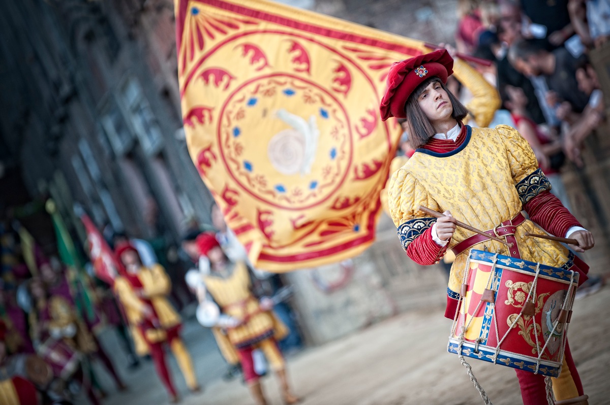 Il tamburino della contrada della Chiocciola