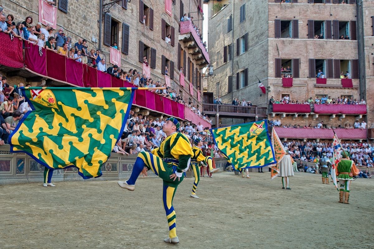 Gli sbandieratori della contrada della Tartuca