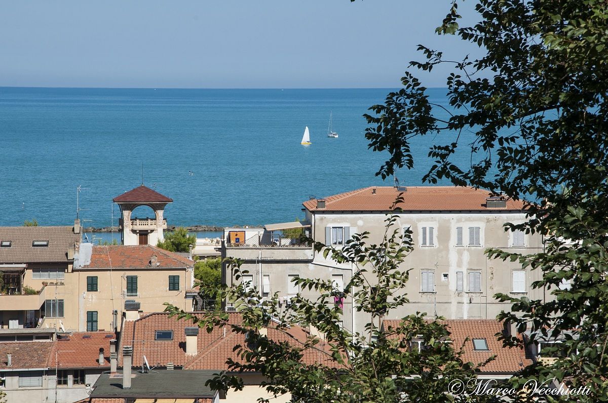 un borgo che si affaccia sull'adriatico