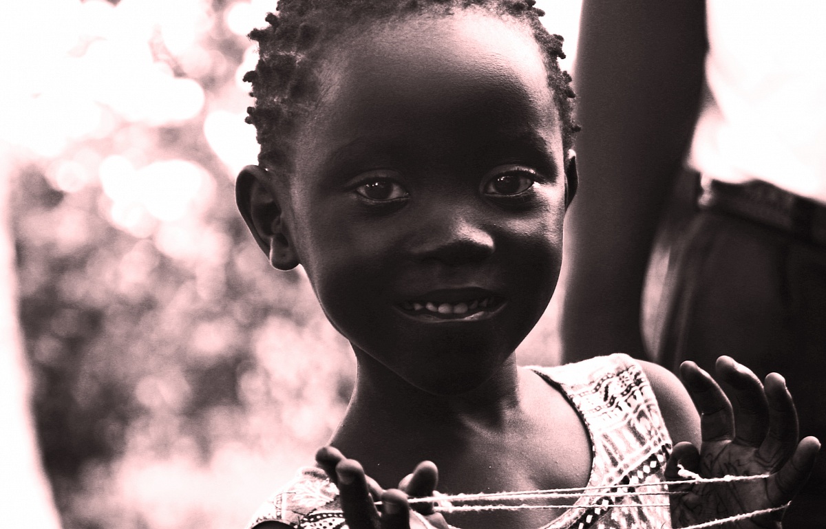 Il gioco semplice dei bambini nel mondo degli adulti