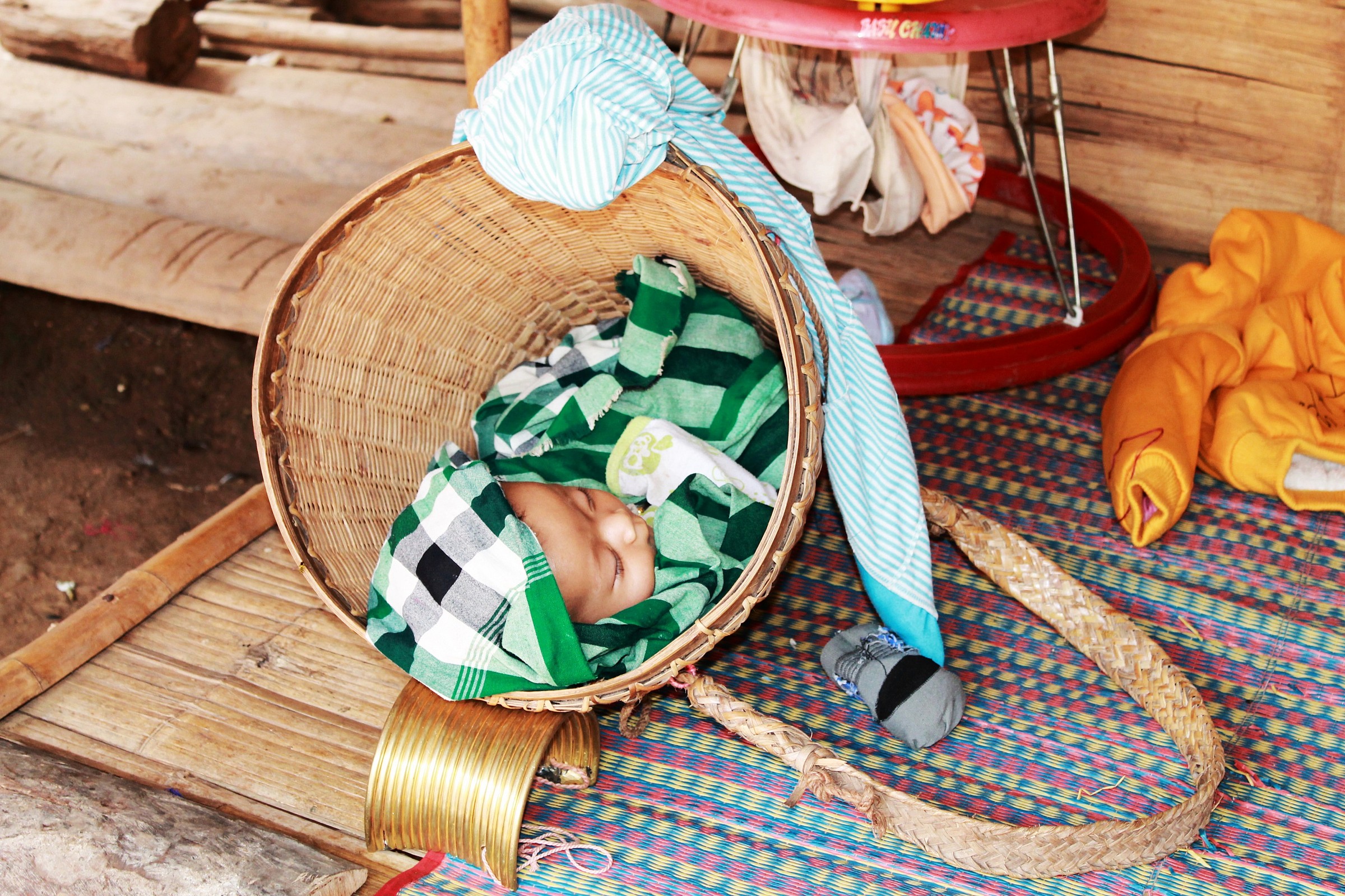 Bimbo thai nella cesta