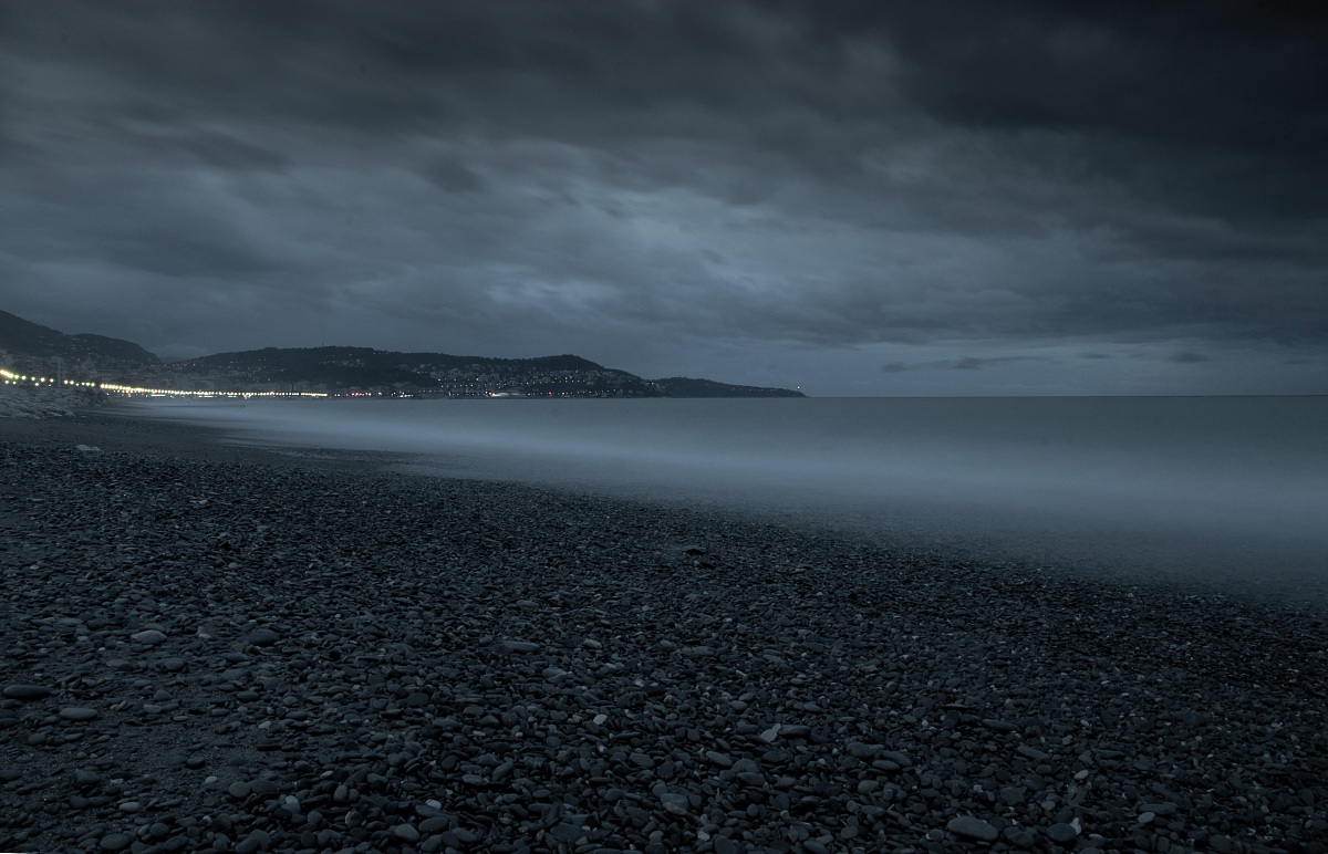 rainy dawn in Nice