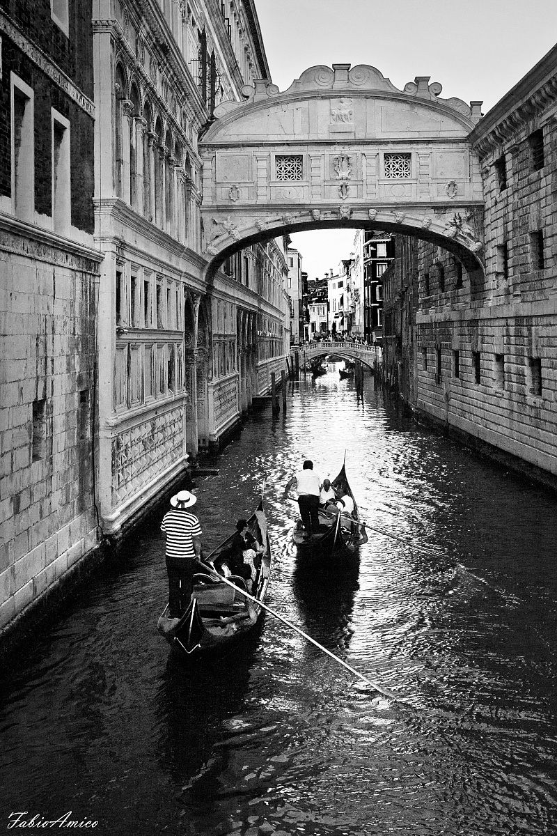 Ponte dei sospiri e gondolieri - Venezia