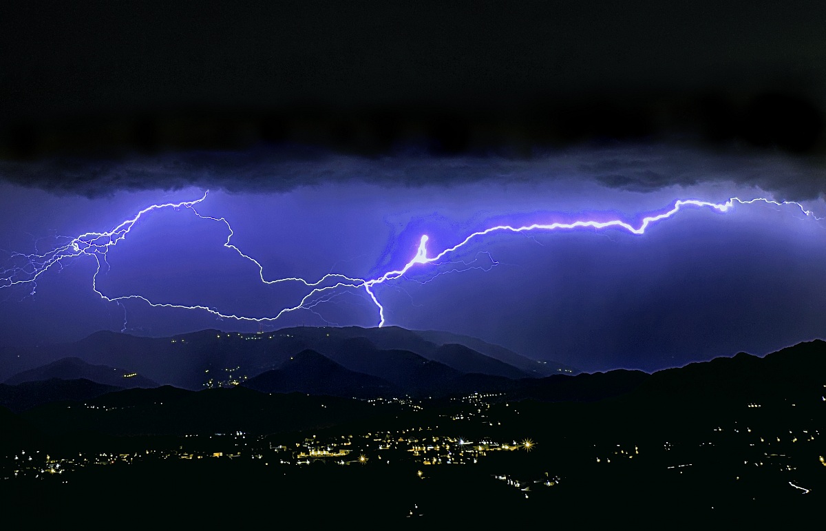 grosso e potente fulmine