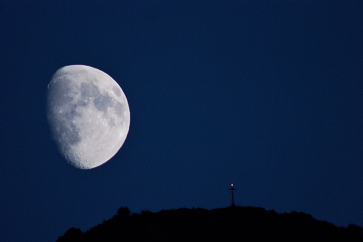 La Luna e la croce di vetta