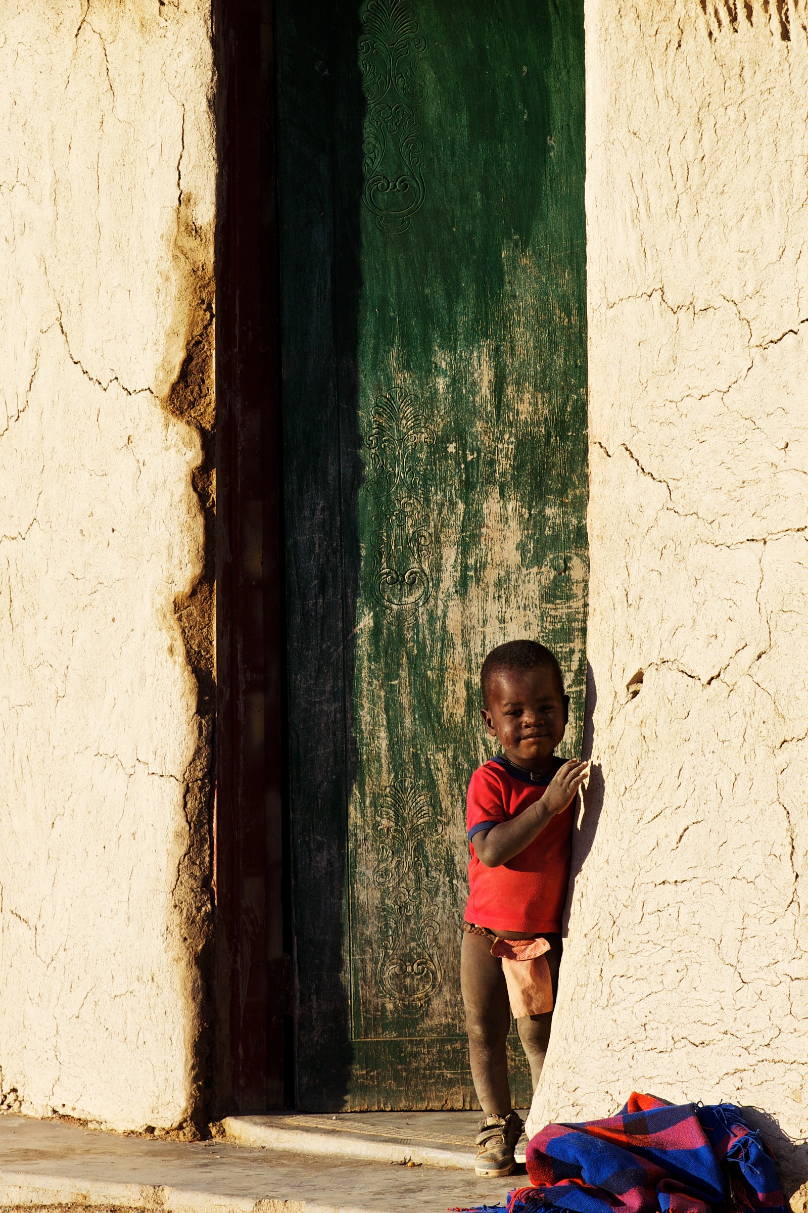 Bimbo Herero sulla soglia di casa