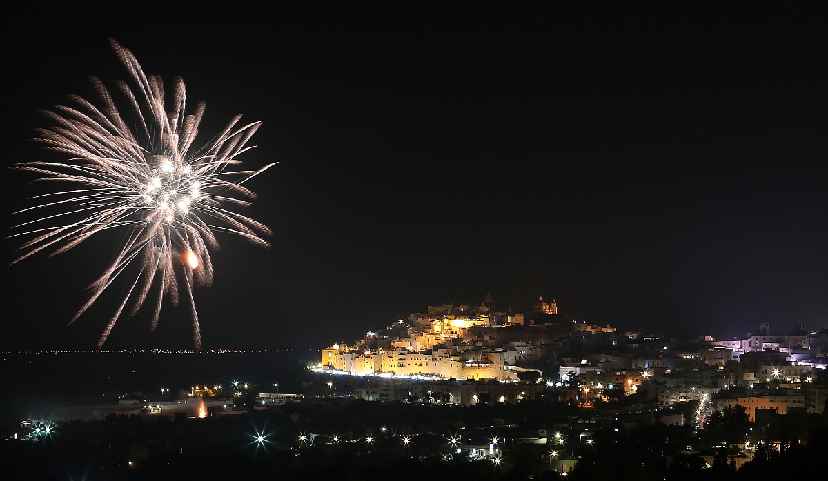 fuochi nella notte ad ostuni