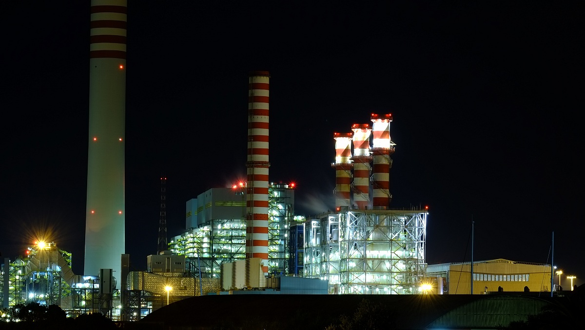 Fumi e luci nella notte