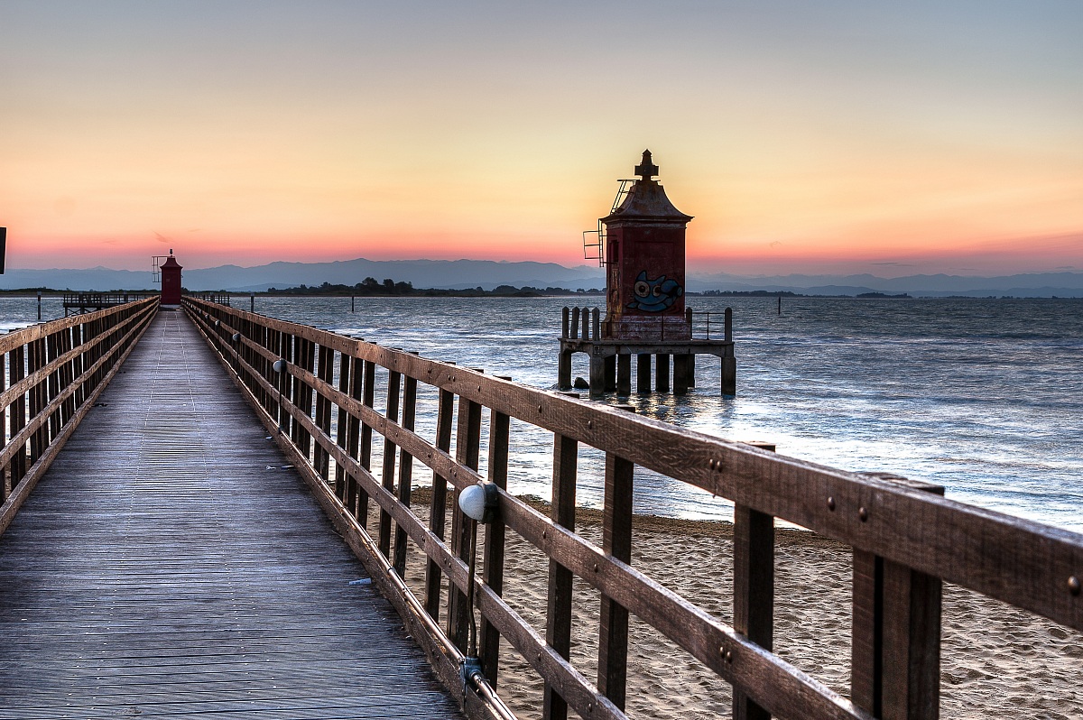 Pontile con faro.