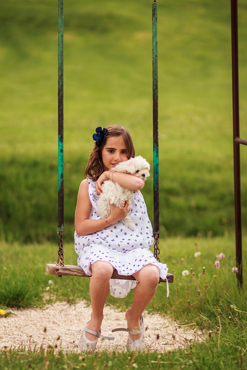 In altalena col suo cucciolo