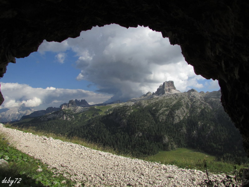 Monte Averau e le 5 torri da una galleria della guerra