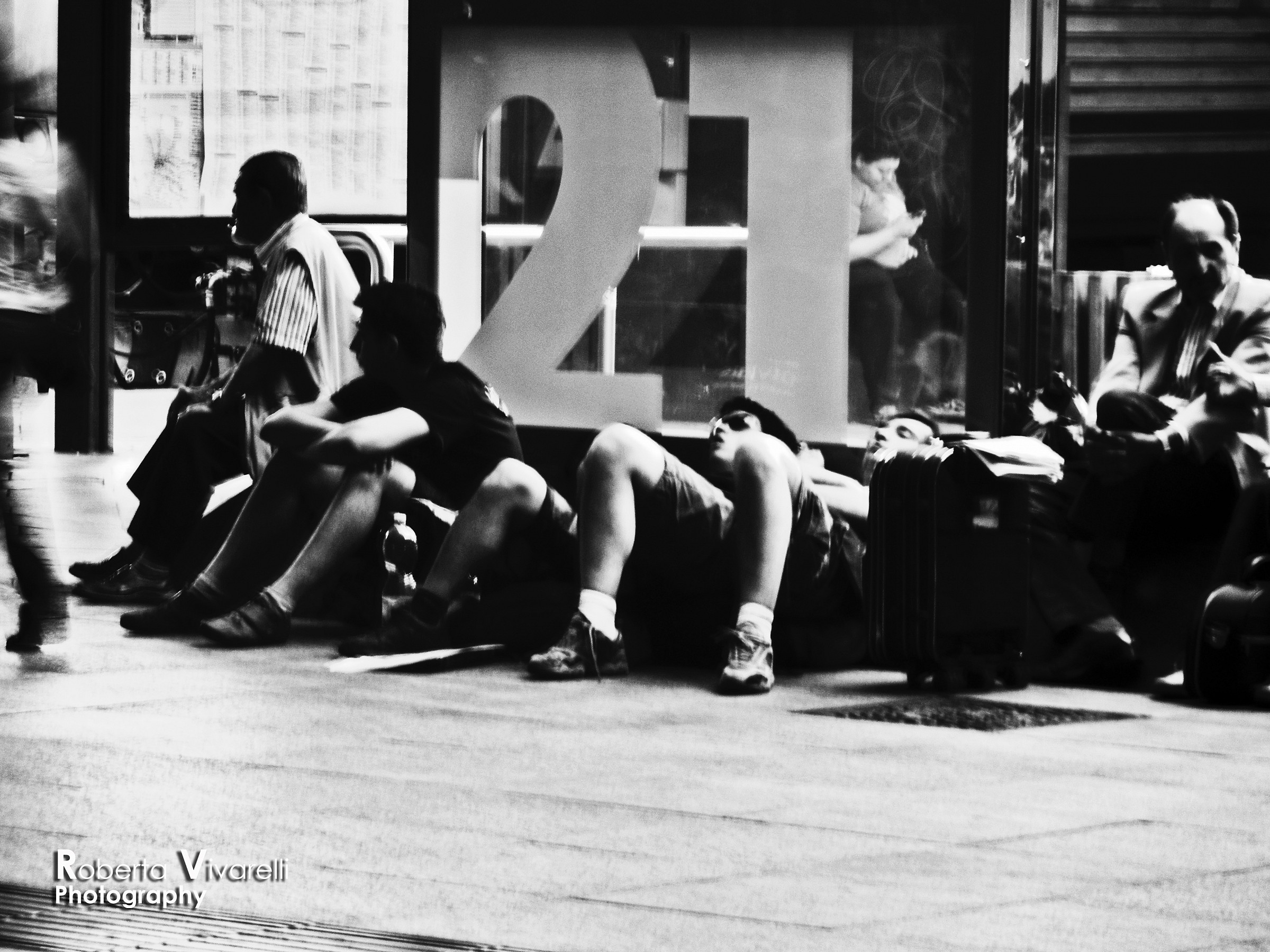 L'attesa: chi prova a dormire.