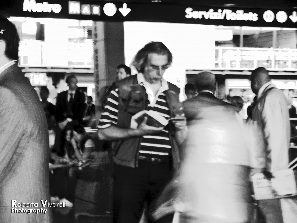 L'Attesa: Chi Legge nella folla.