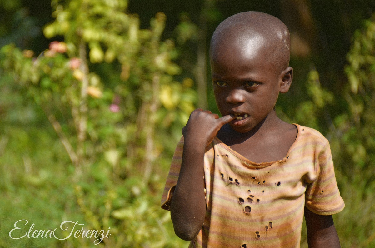 bambino lungo la strada