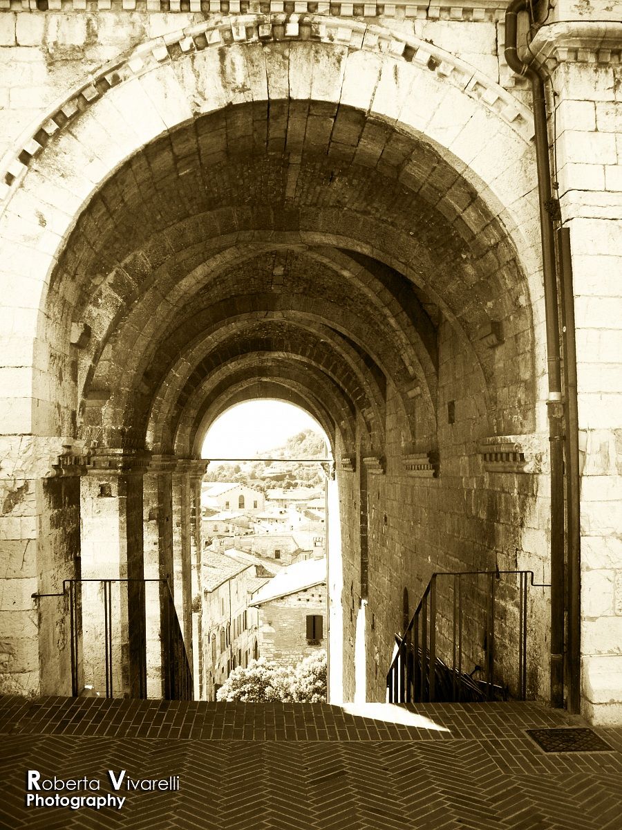 Sbirciare attraverso l'arco, Gubbio.