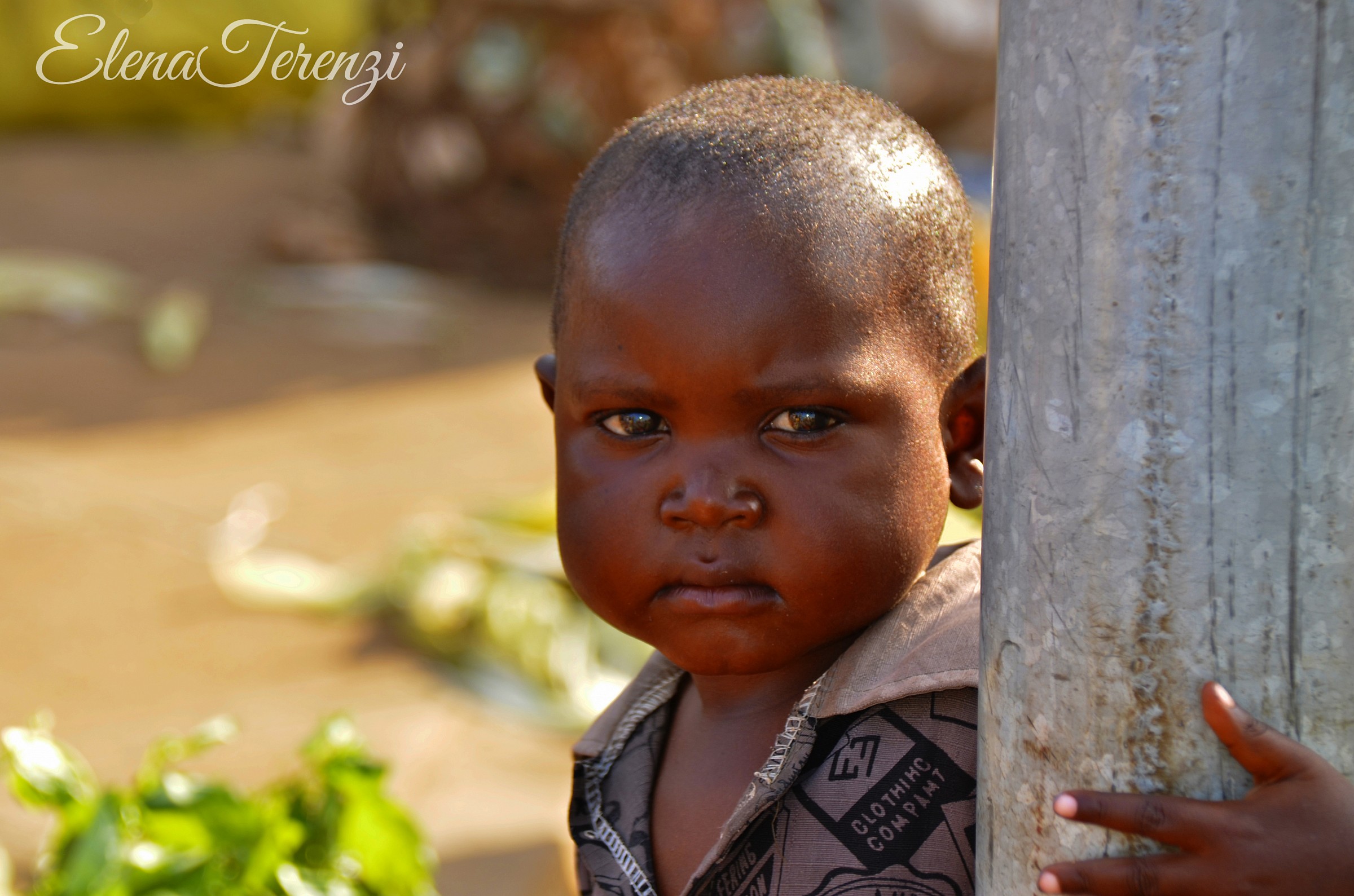 timido sguardo curioso