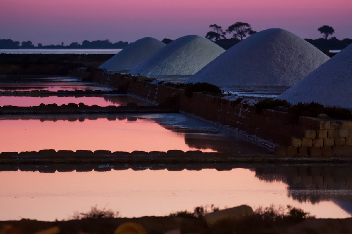 Montagne di sale riposano al tramonto