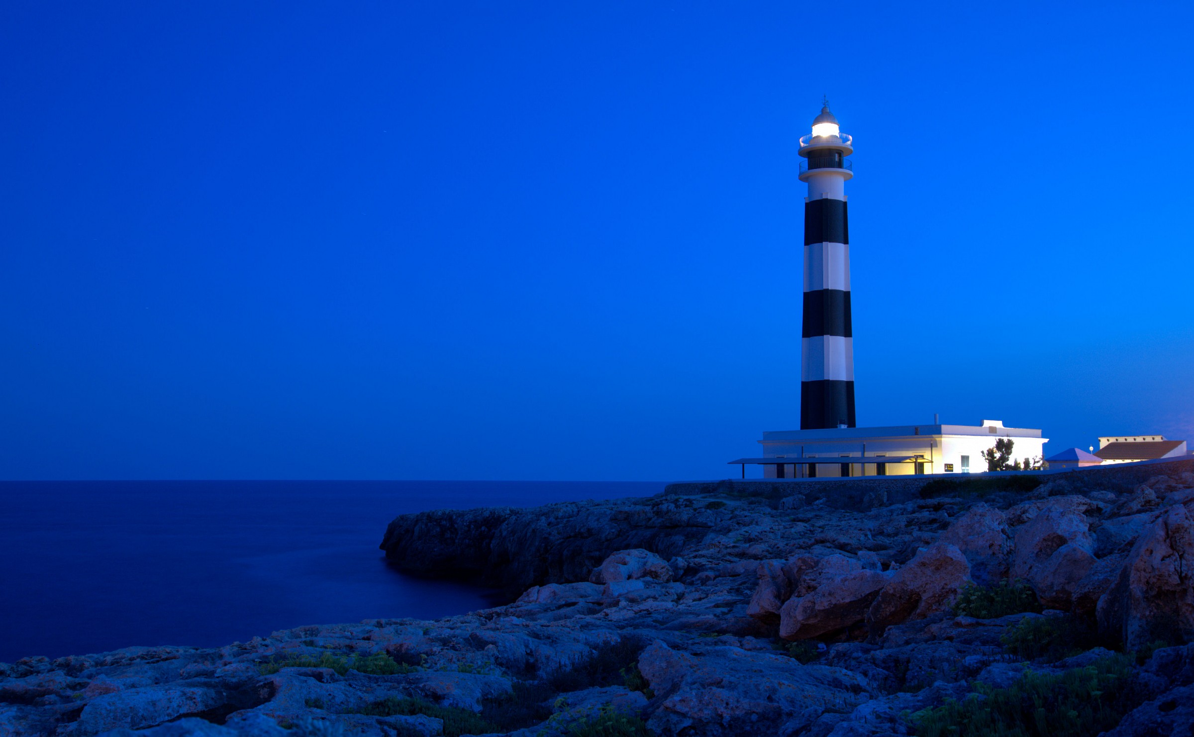 Faro di Cap D'Artrutx all'ora blu (Minorca)