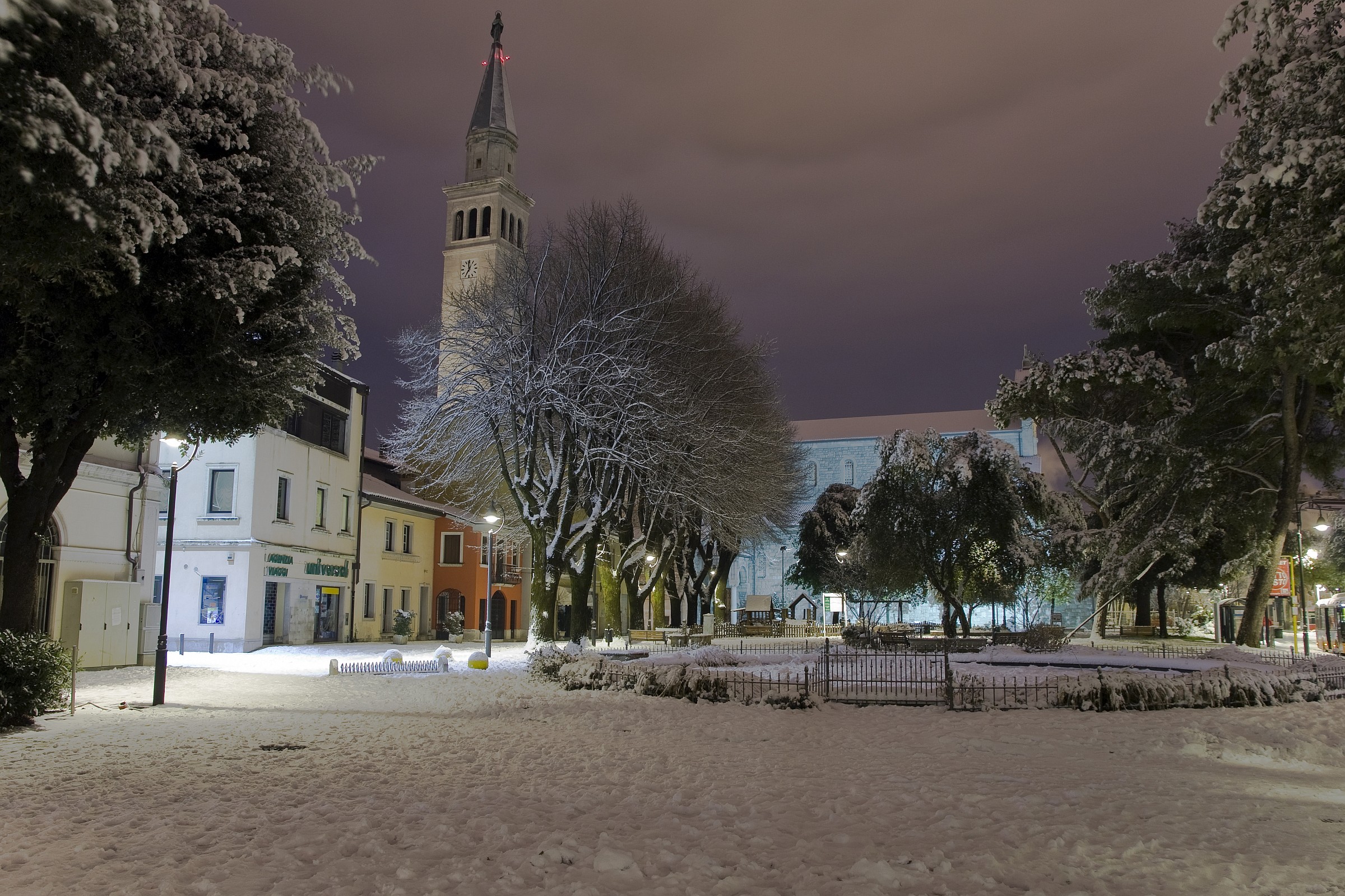 Monfalcone by night con neve