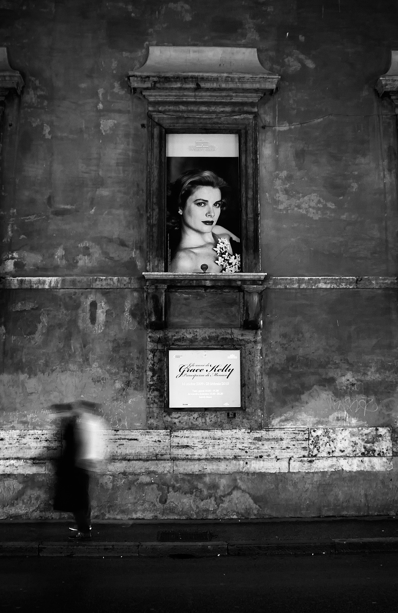 Grace overlooking Via del Corso (Rome)