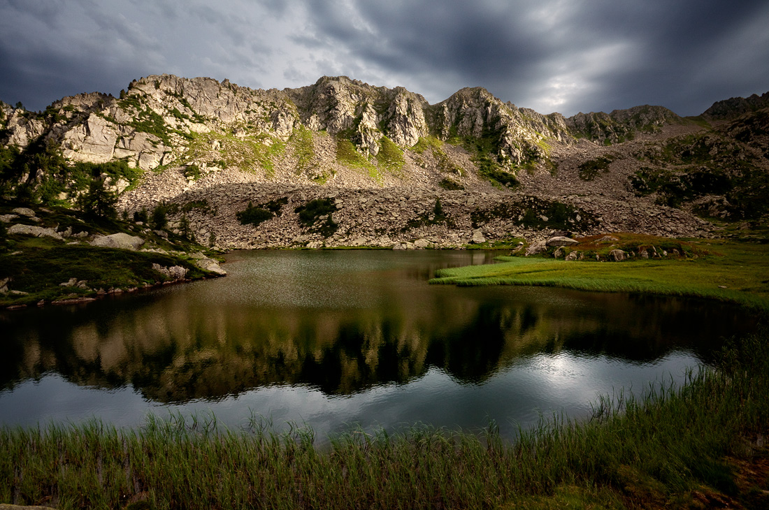 lights and shadows of the dark lake