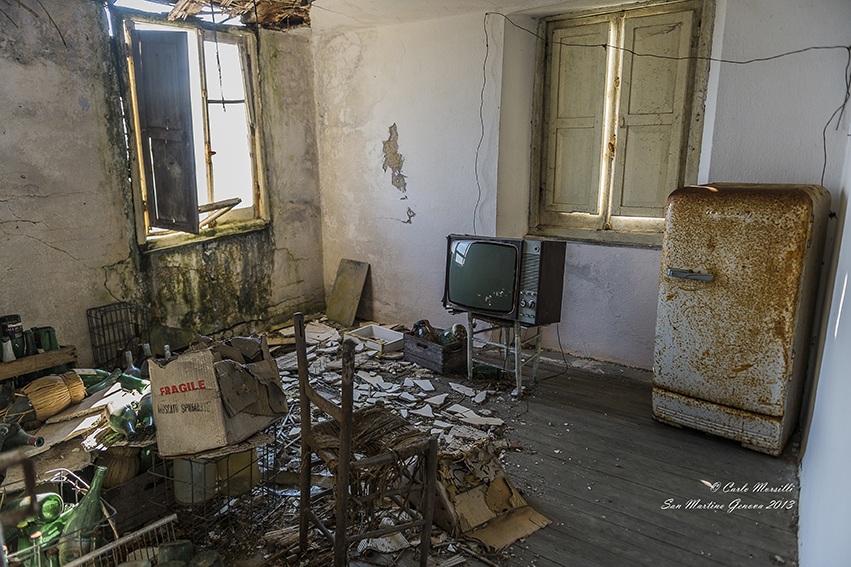 Una sedia un frigo e una tv riposo assicurato