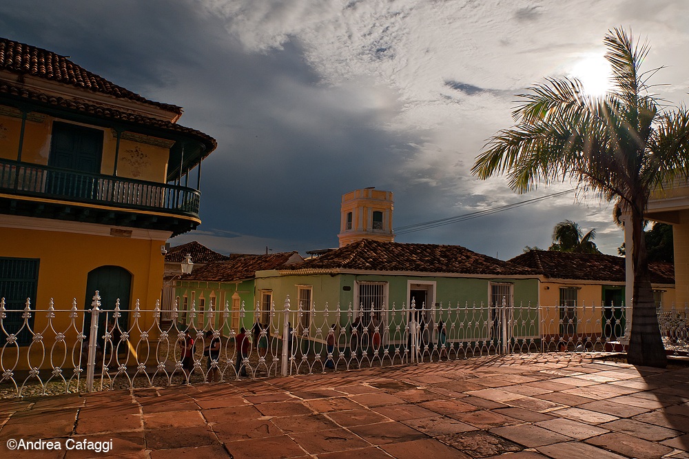 Capolino tra nuvole e foglie