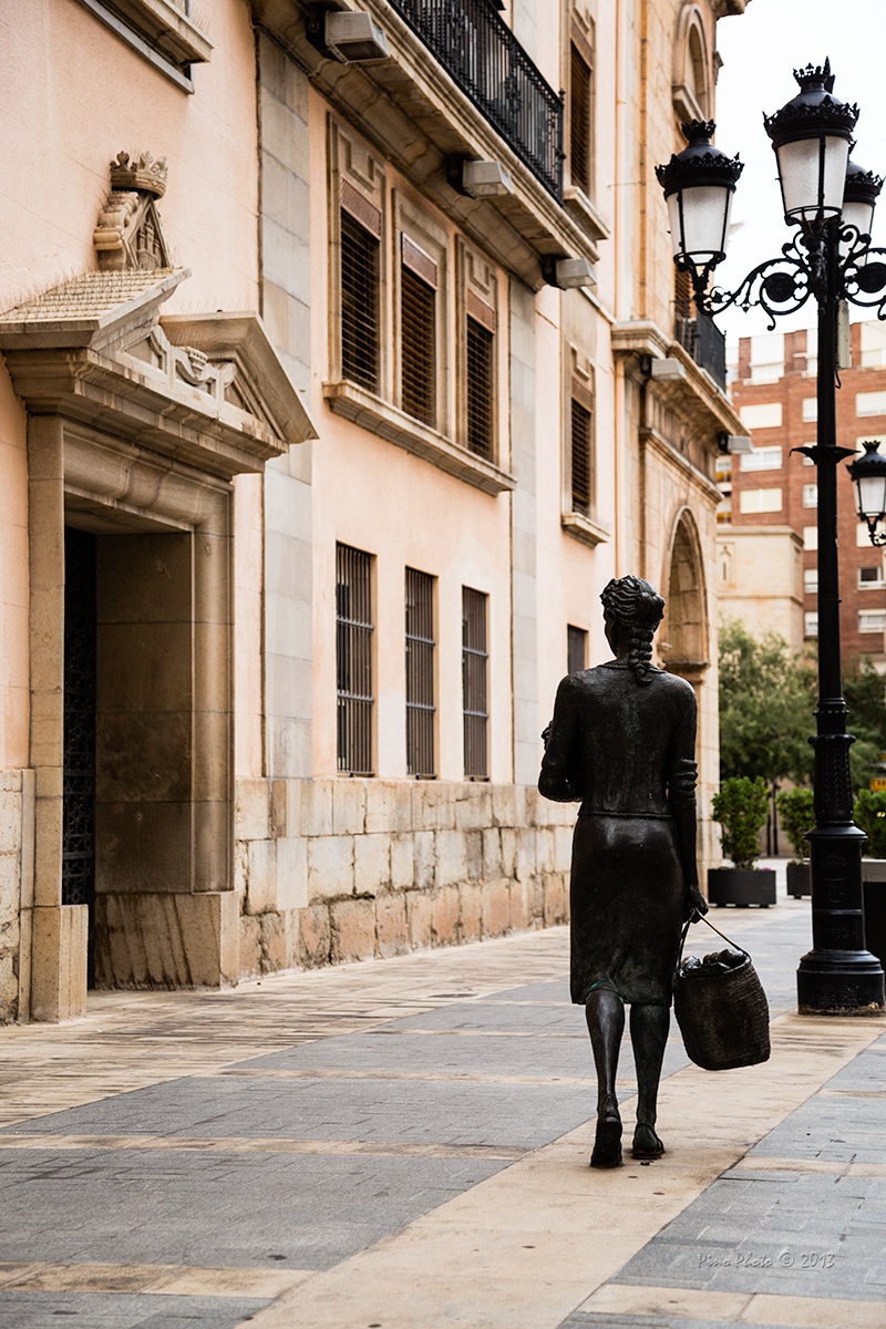 Castillon - Scultura di donna che va al mercato