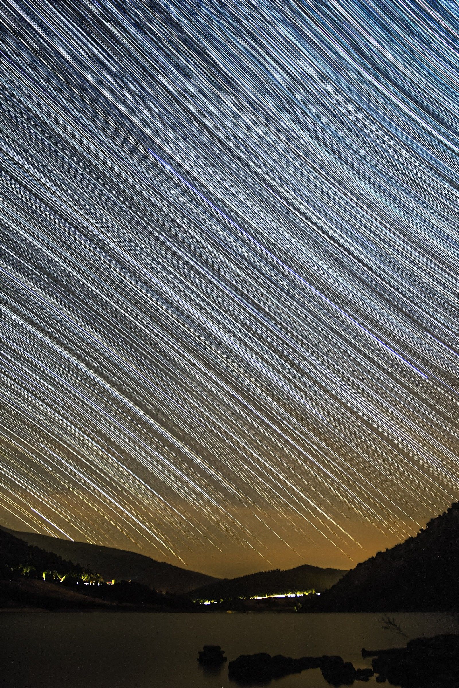 Star Trail sul lago di Fiastra