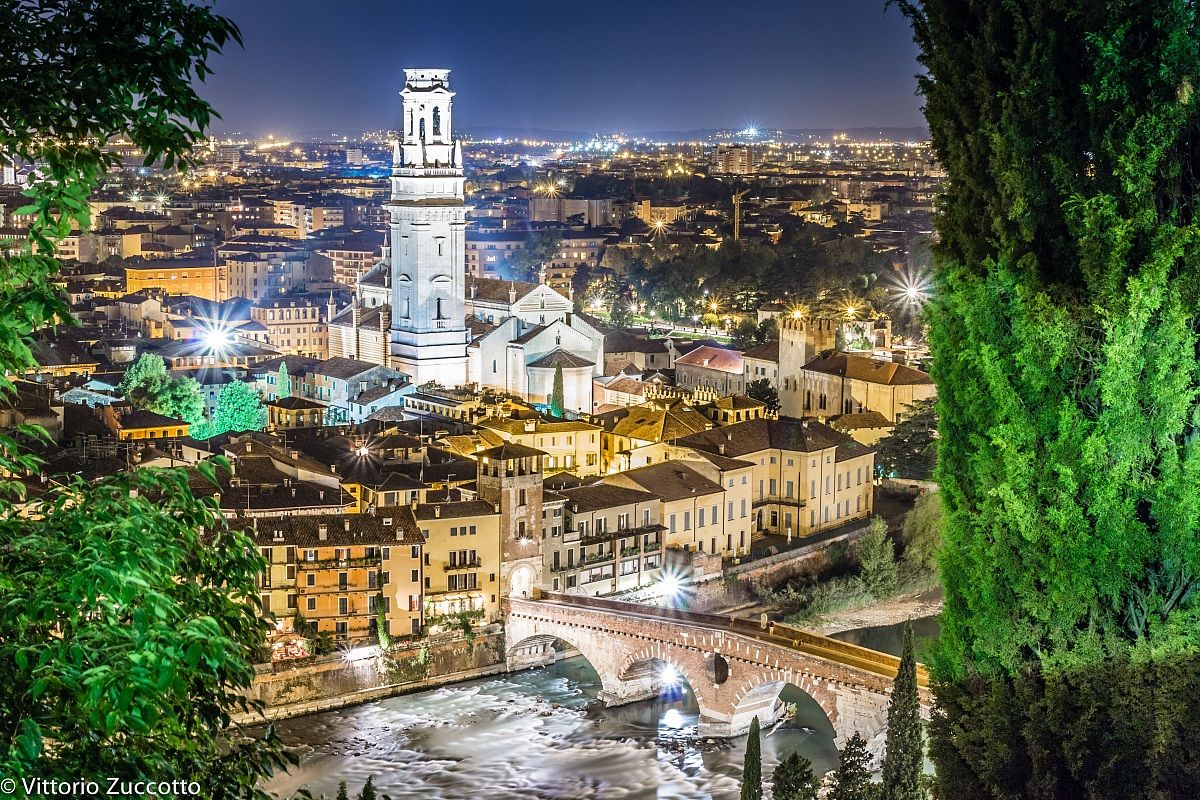 Scorcio di Verona notturna