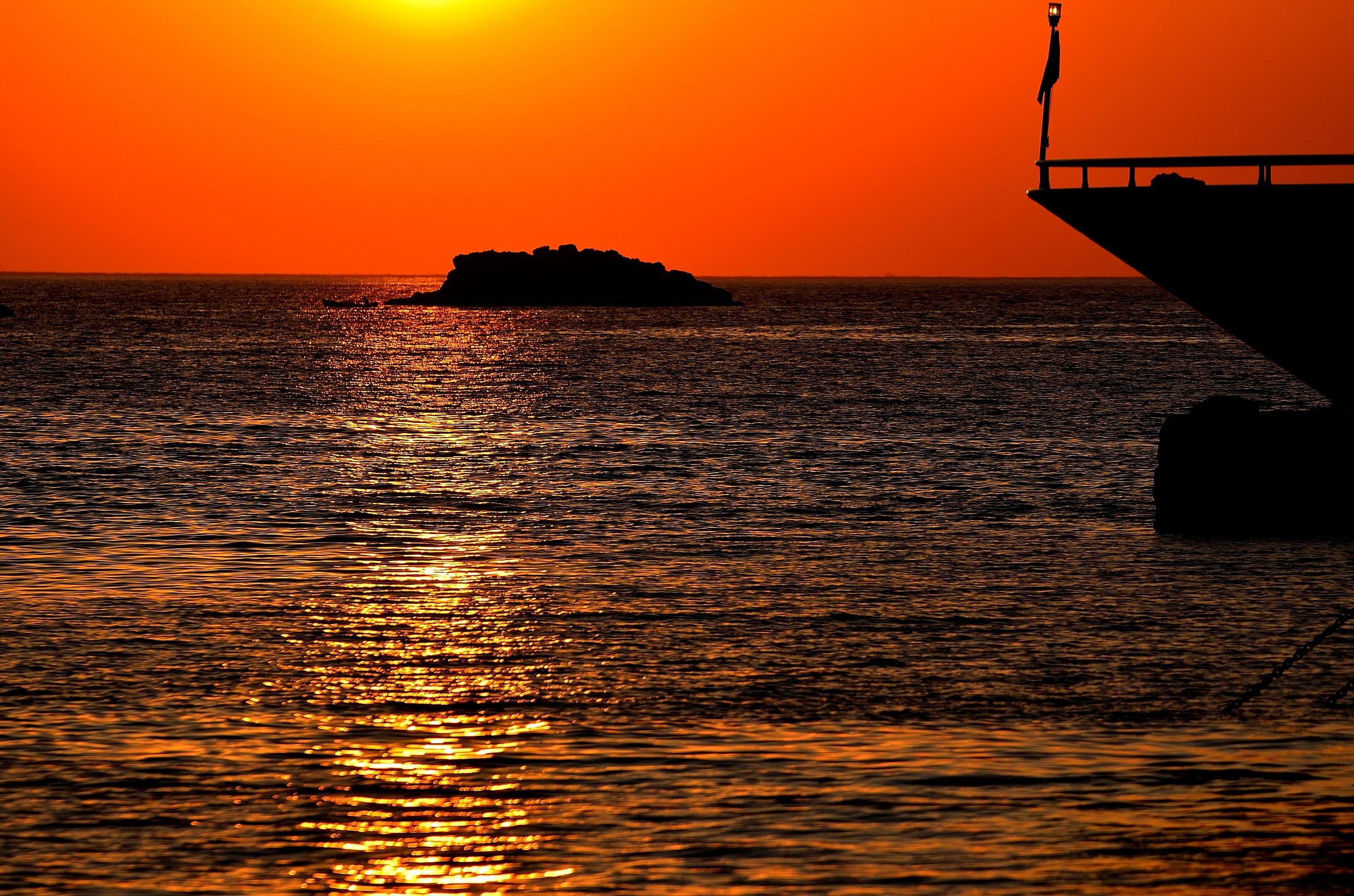 Tramonto nel porto di Merichas (isola di Kythnos)