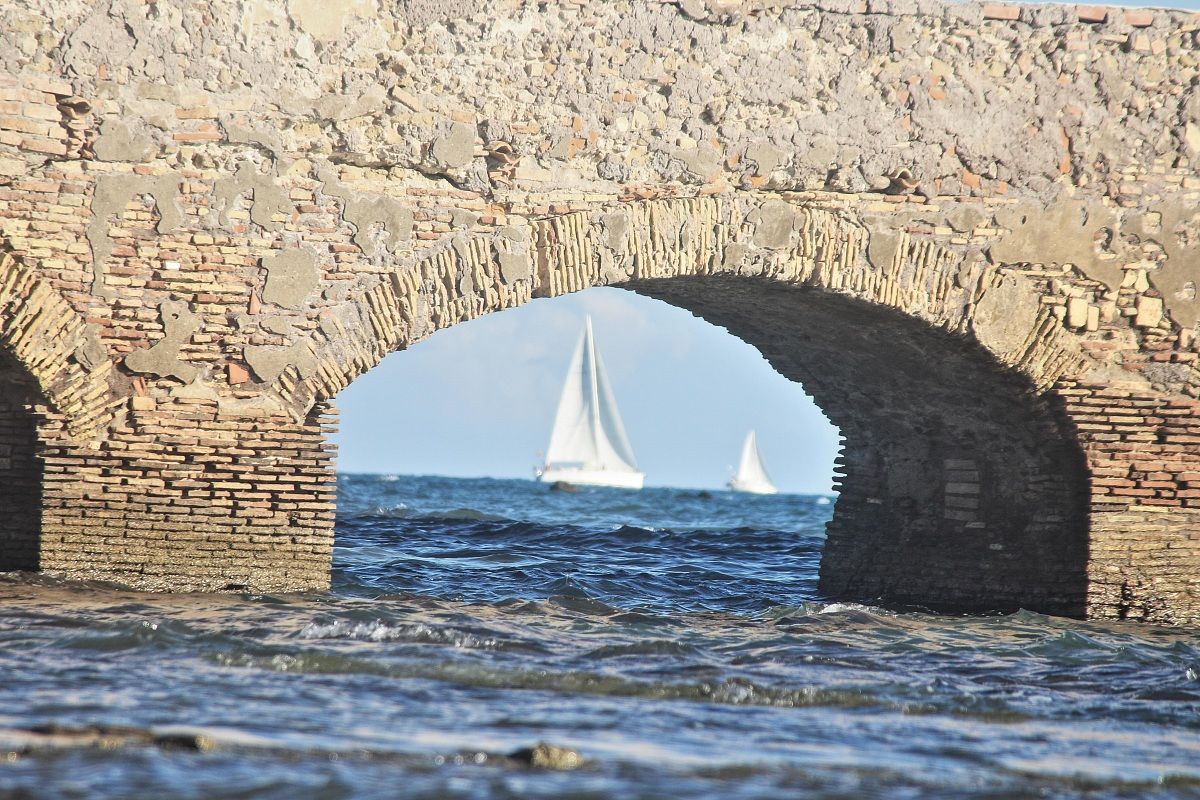 Arc with sailing ship