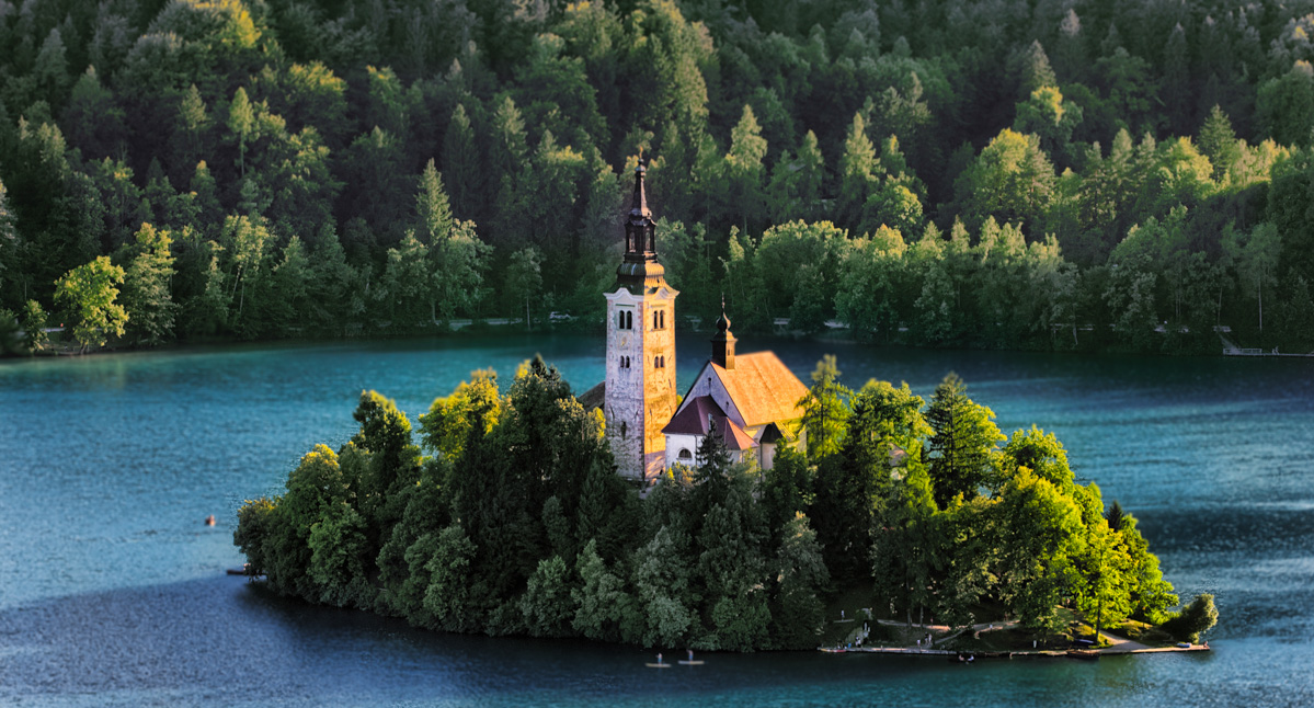 Chiesetta in mezzo al lago