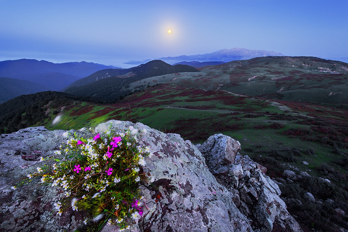Moon and mountain Samamous