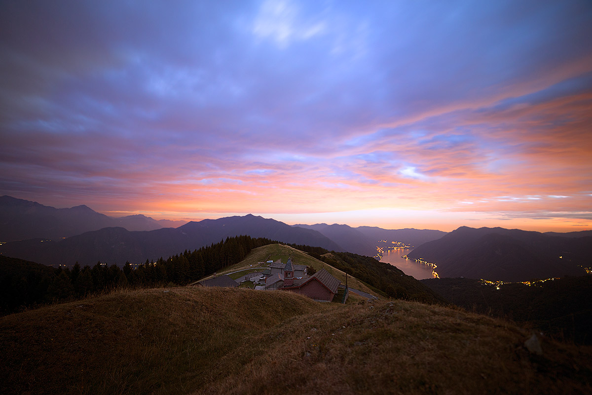 Un tramonto sul lago