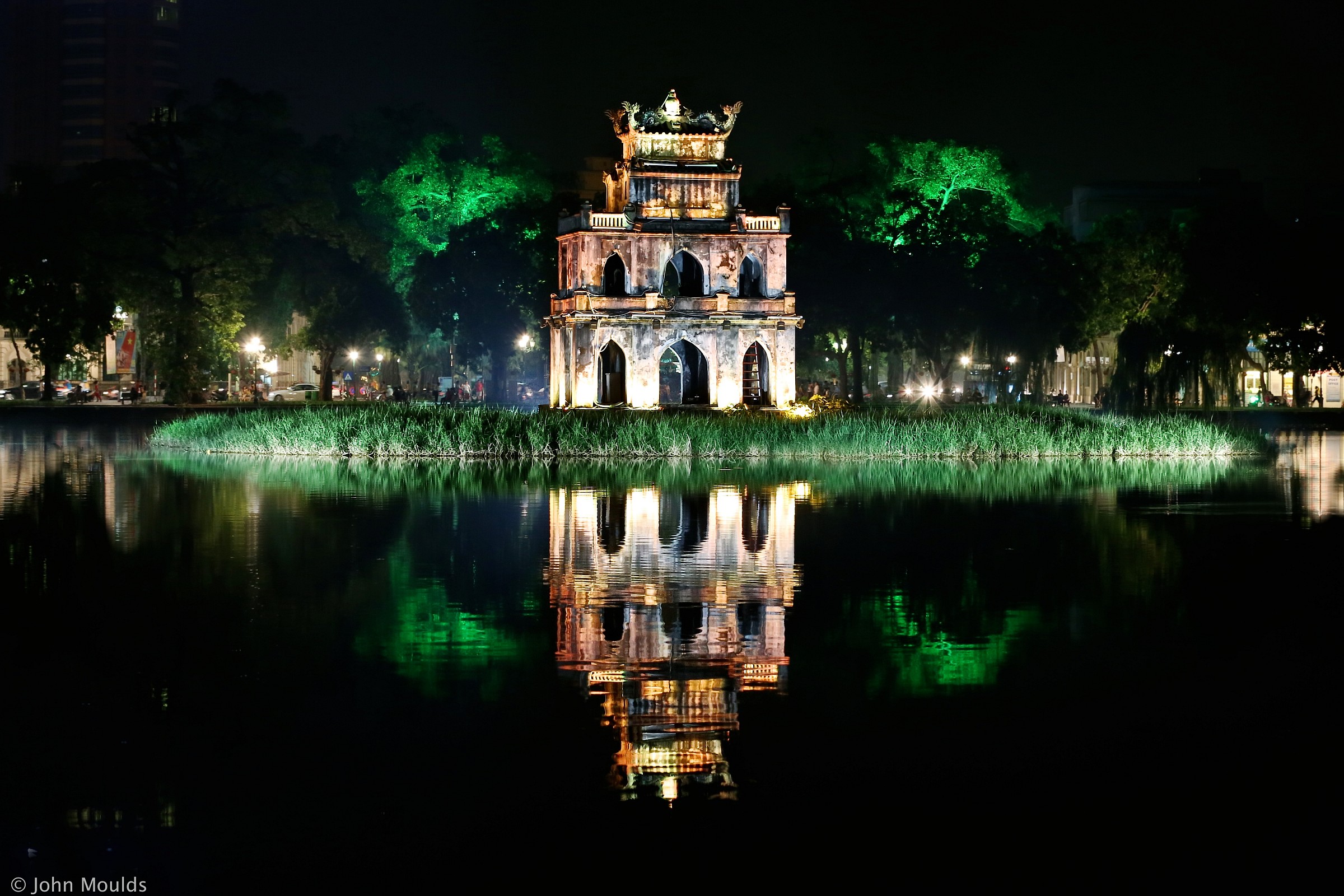 Hoan Kiem Lake, Hanoi, Vn...