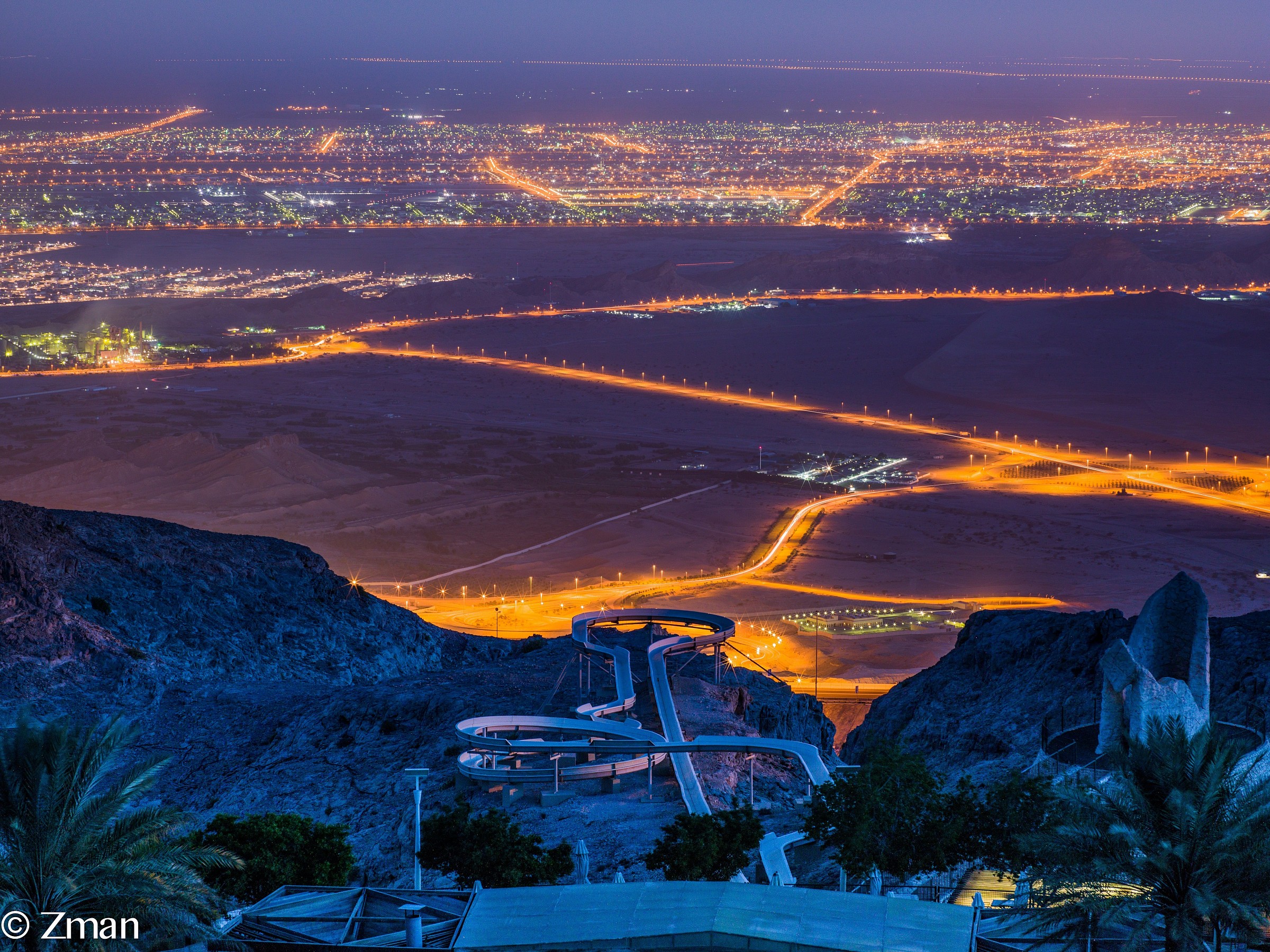 Guardando dalla parte superiore della montagna Early Morning