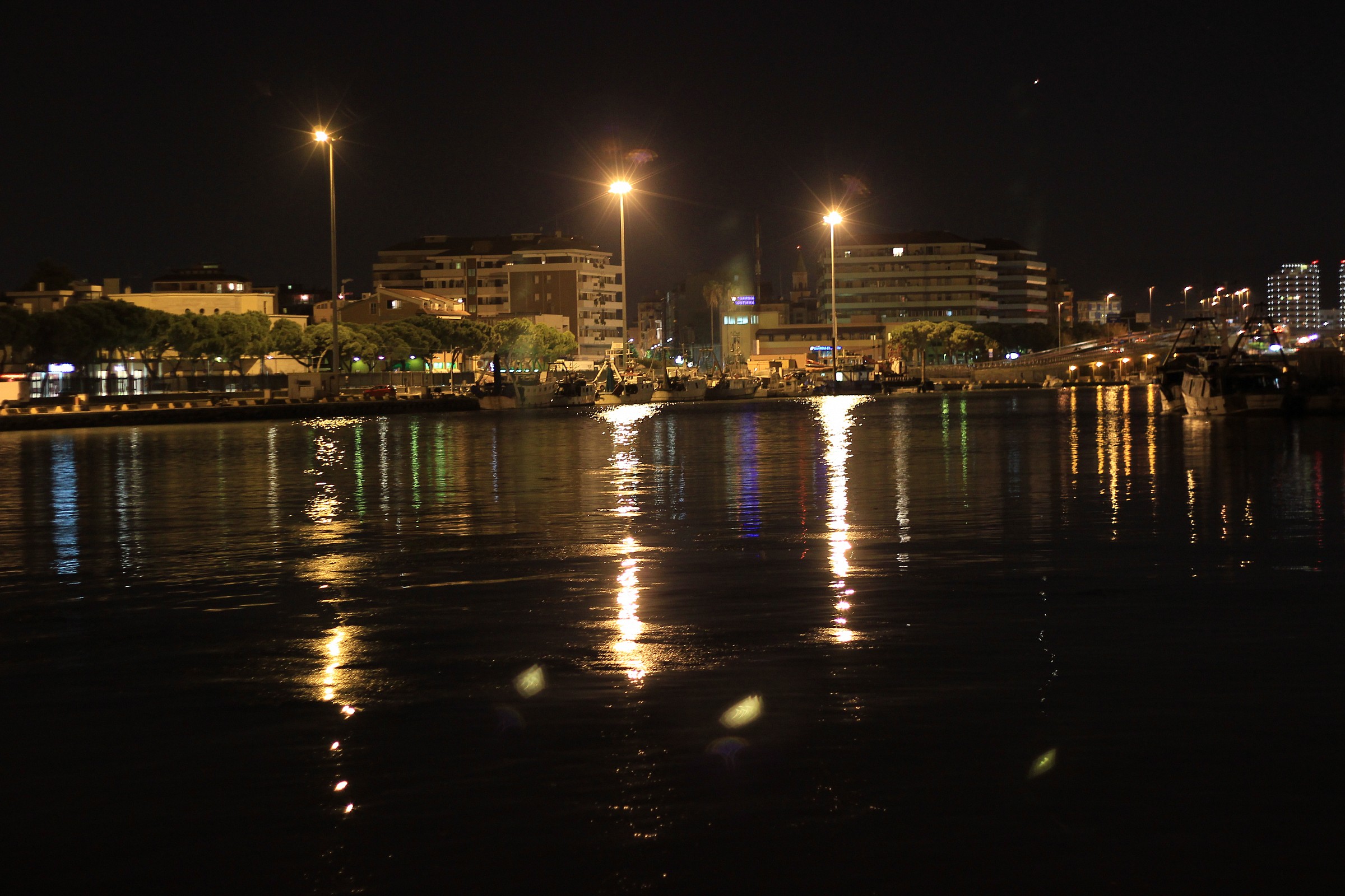 Riflessi nel porto.