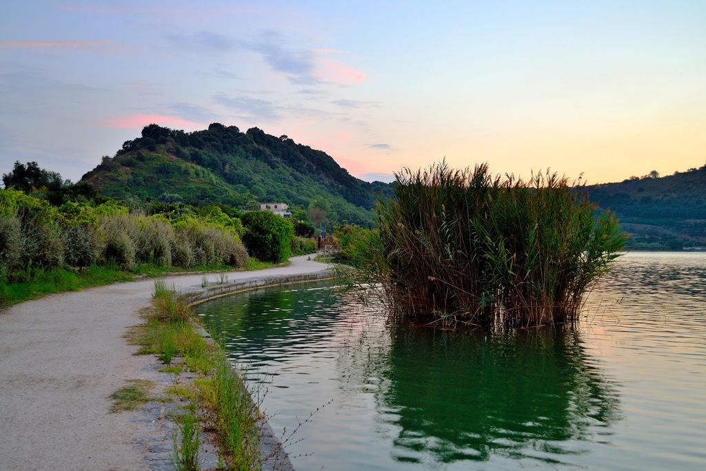 Lago d'Averno al tramonto - Pozzuoli (Napoli)