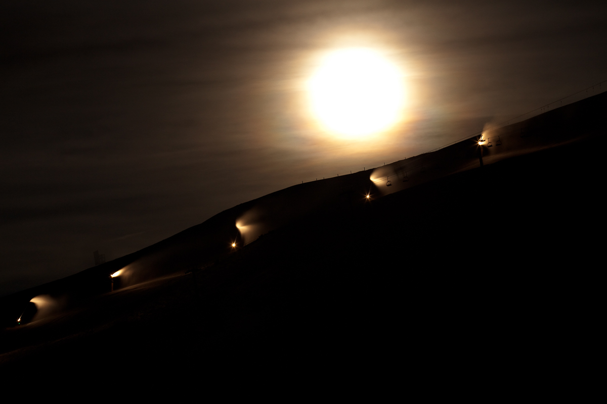 Luna piena sugli impianti di risalita del Pora...