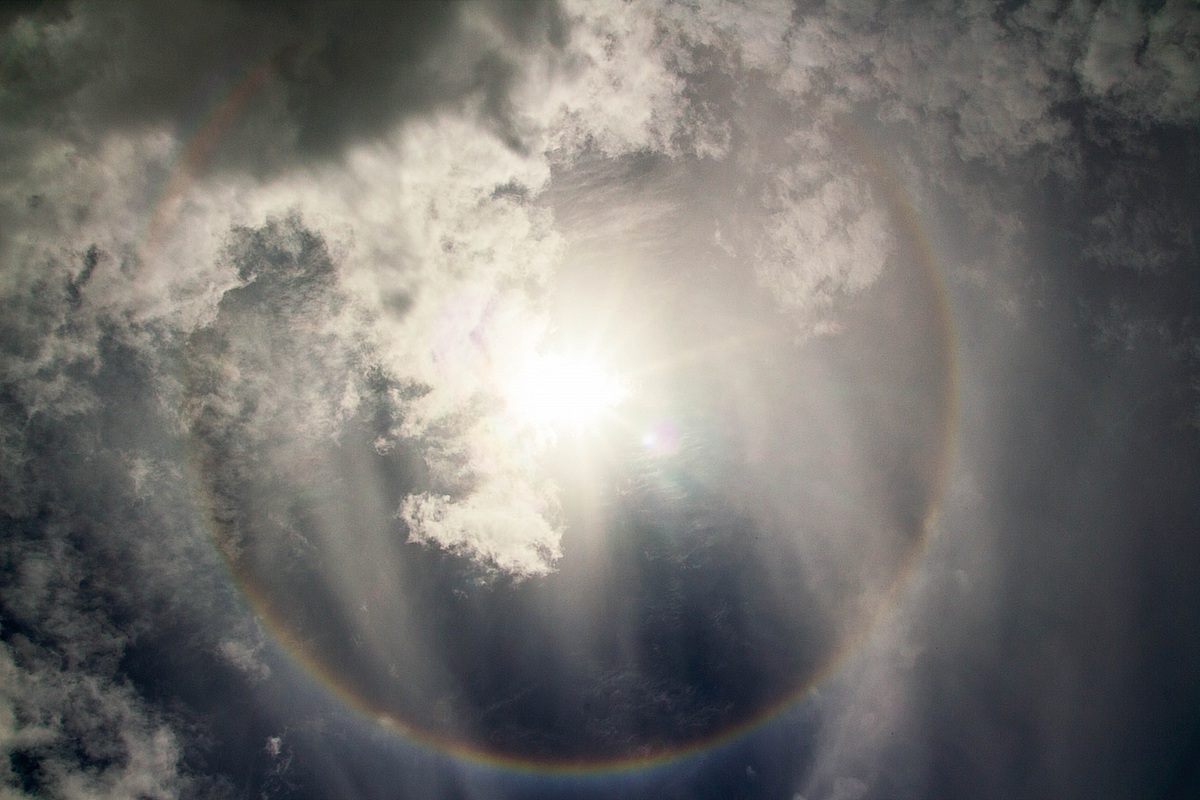 Halo-arcobaleno attorno il sole